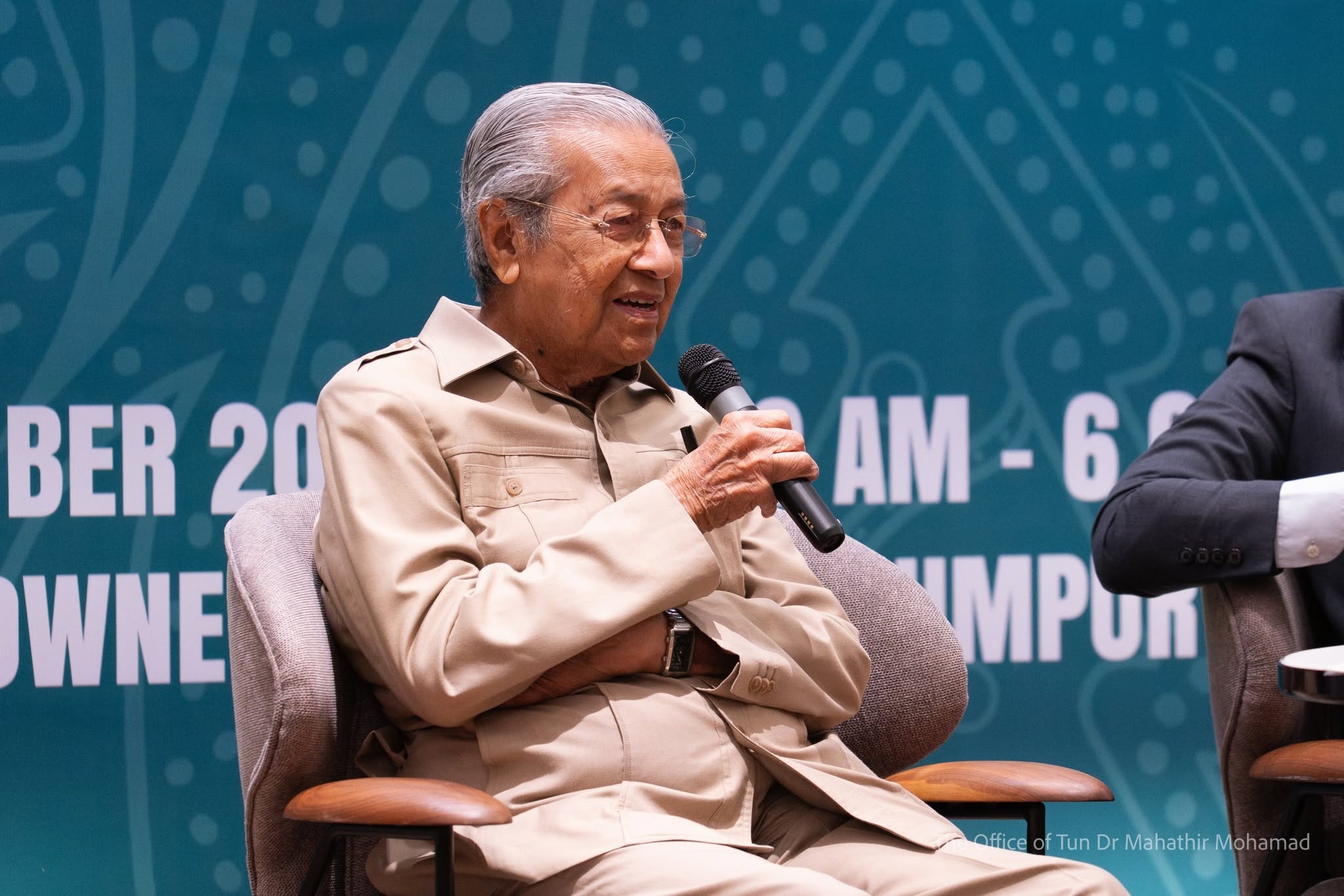 Tun M persoal ‘perkara pelik’ -“Curi berjuta-juta dibebaskan & dilantik ke jawatan tinggi” Tun M persoal ‘perkara pelik’ -“Curi berjuta-juta dibebaskan & dilantik ke jawatan tinggi”