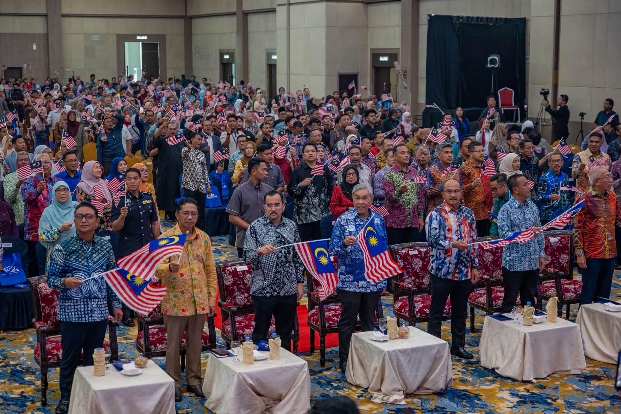 Cukuplah! Ketepikanlah hijau atau biru, kita bersama dalam satu wadah demi kepentingan rakyat – Zahid Hamid Cukuplah! Ketepikanlah hijau atau biru, kita bersama dalam satu wadah demi kepentingan rakyat – Zahid Hamid