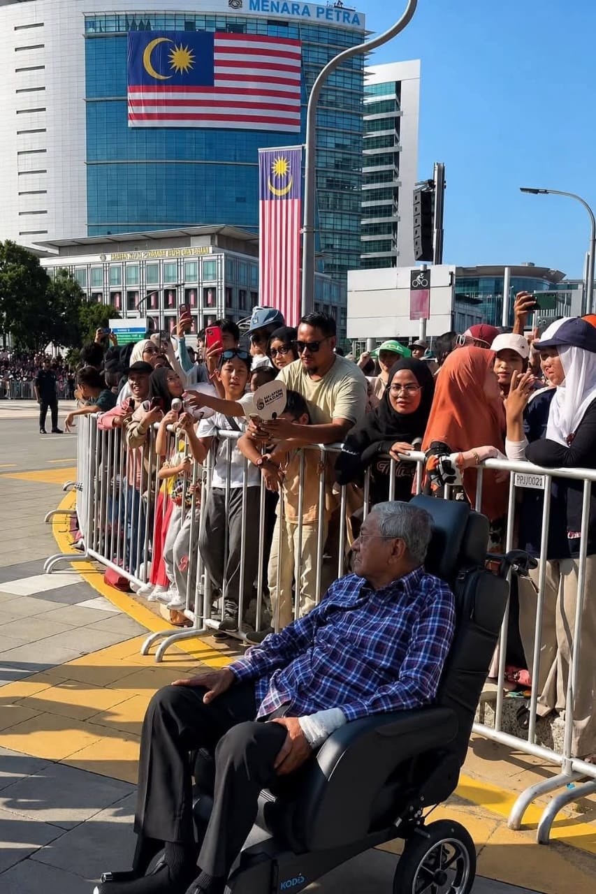 Tun M muncul berkerusi roda, pilih berpanas bersama rakyat sambut merdeka di Putrajaya Tun M muncul berkerusi roda, pilih berpanas bersama rakyat sambut merdeka di Putrajaya
