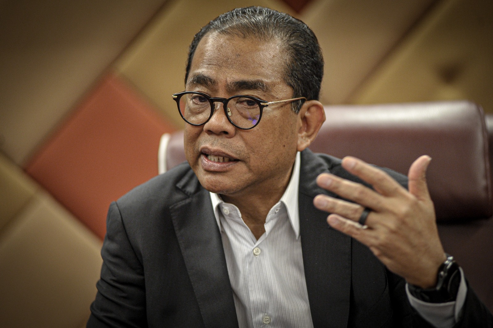 Khaled Nordin pacu reformasi perolehan ATM: Format G2G, ‘no middleman’ dan ToT jadi taruhan pemodenan Khaled Nordin pacu reformasi perolehan ATM: Format G2G, ‘no middleman’ dan ToT jadi taruhan pemodenan