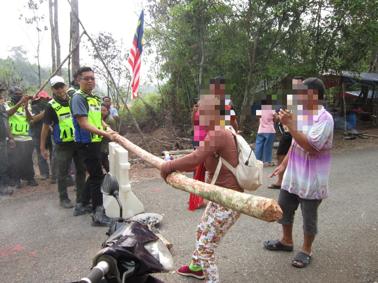 Buat penghadang & provokasi? Lima Orang Asli ditahan di Hutan Ramsar Buat penghadang & provokasi? Lima Orang Asli ditahan di Hutan Ramsar