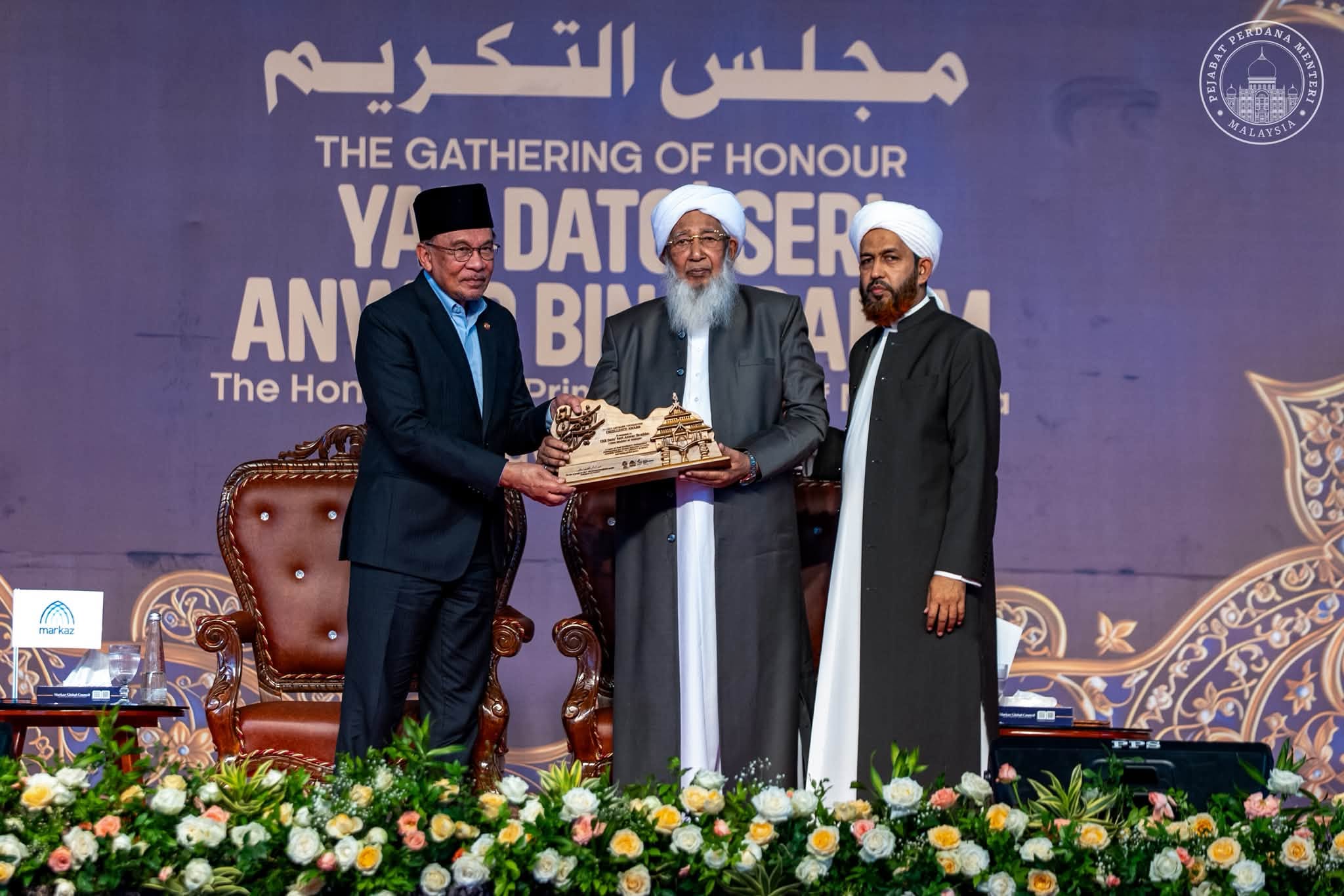 Anwar raih Anugerah Kecemerlangan Yayasan Sheikh Abu Bakar, terima penghormatan tinggi Mufti India Anwar raih Anugerah Kecemerlangan Yayasan Sheikh Abu Bakar, terima penghormatan tinggi Mufti India