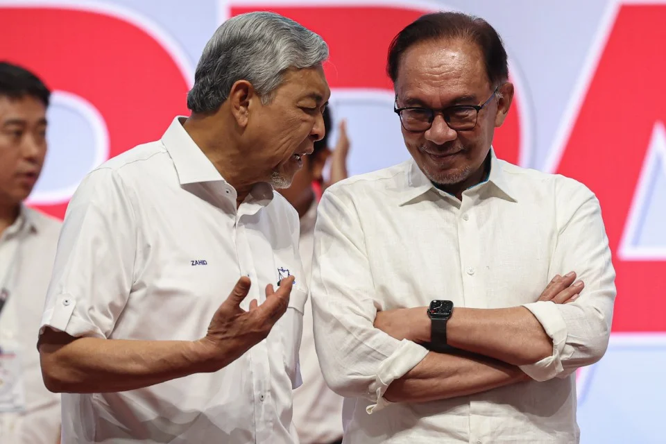 Ada masalah dengan Anwar? Ahmad Zahid nafi dakwaan! BN kekal komited jaga kestabilan politik Ada masalah dengan Anwar? Ahmad Zahid nafi dakwaan! BN kekal komited jaga kestabilan politik