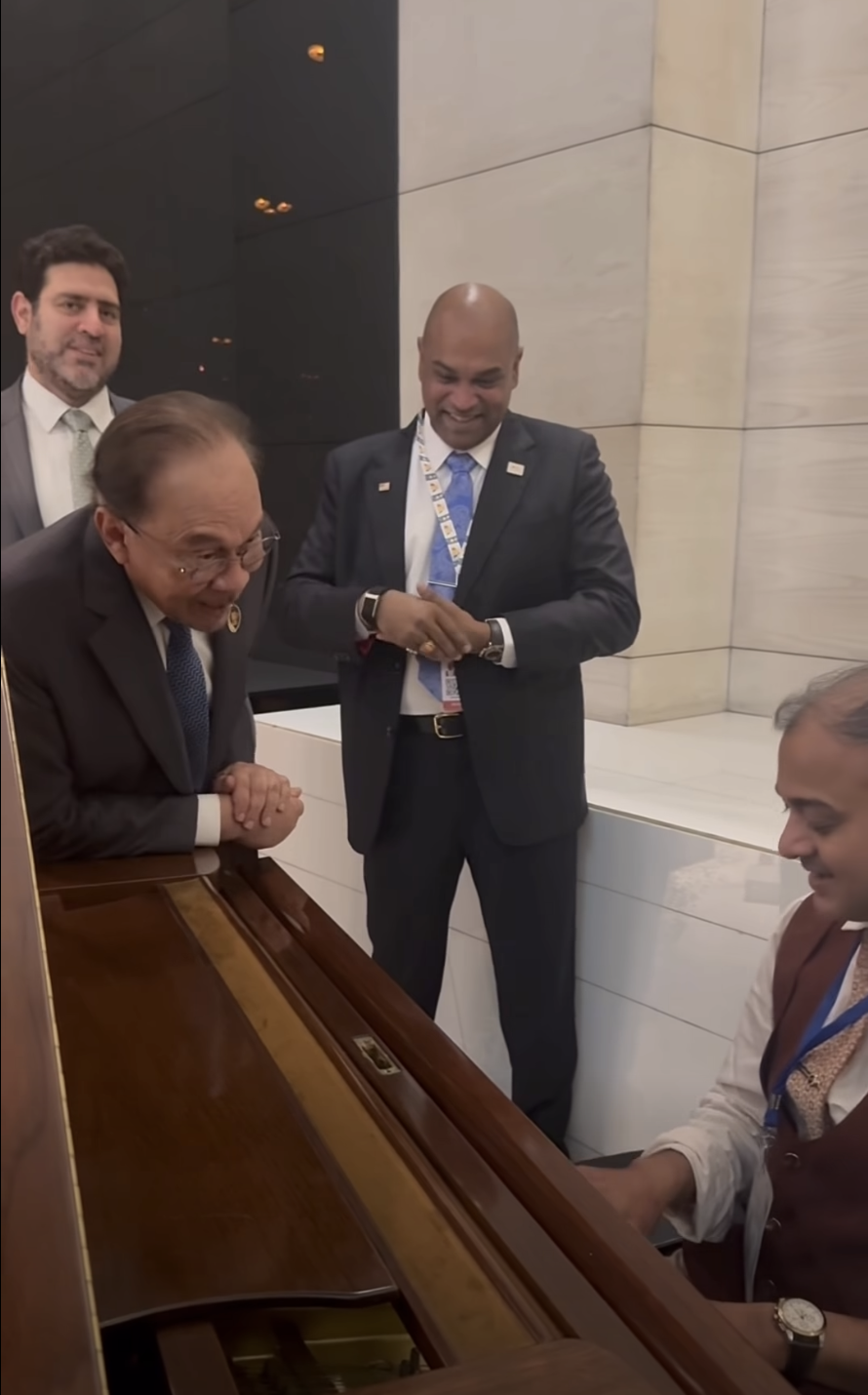 “Guru minta izin nyanyi kejap ok!”- Penuh penghayatan, PM Anwar dendang lagu Hindi klasik “Guru minta izin nyanyi kejap ok!”- Penuh penghayatan, PM Anwar dendang lagu Hindi klasik
