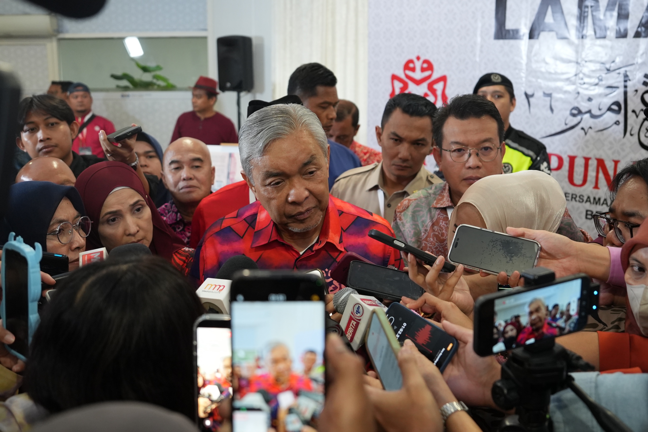 “Saya tiada ketika itu” – Zahid serah kepada pihak terlibat jelaskan isu Surat Cara Proklamasi! “Saya tiada ketika itu” – Zahid serah kepada pihak terlibat jelaskan isu Surat Cara Proklamasi!