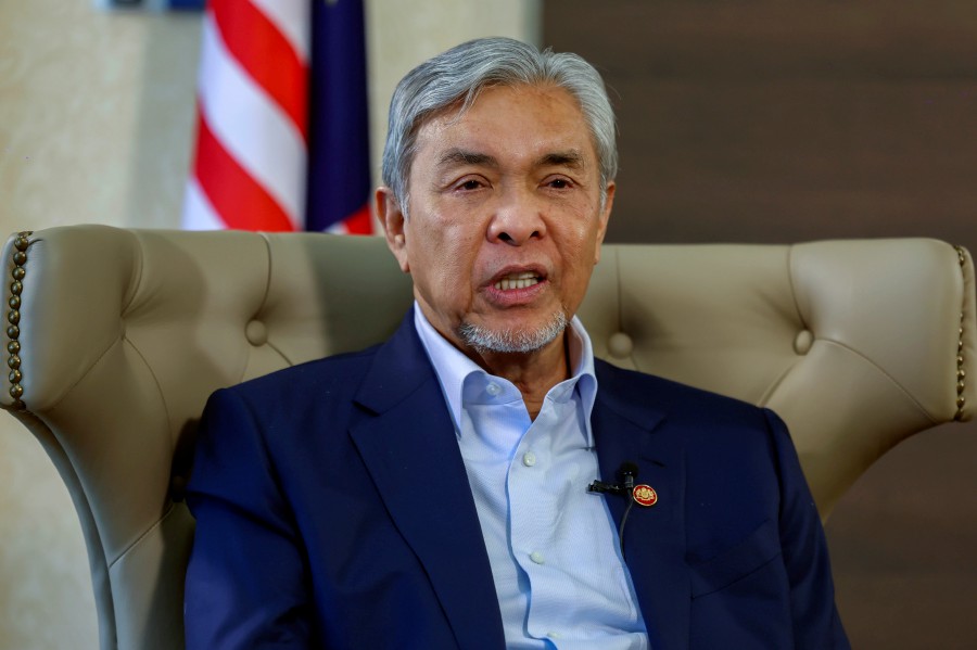 Zahid luah syukur! UMNO buka tabung bantu ringankan beban Najib bayar denda RM50 juta Zahid luah syukur! UMNO buka tabung bantu ringankan beban Najib bayar denda RM50 juta