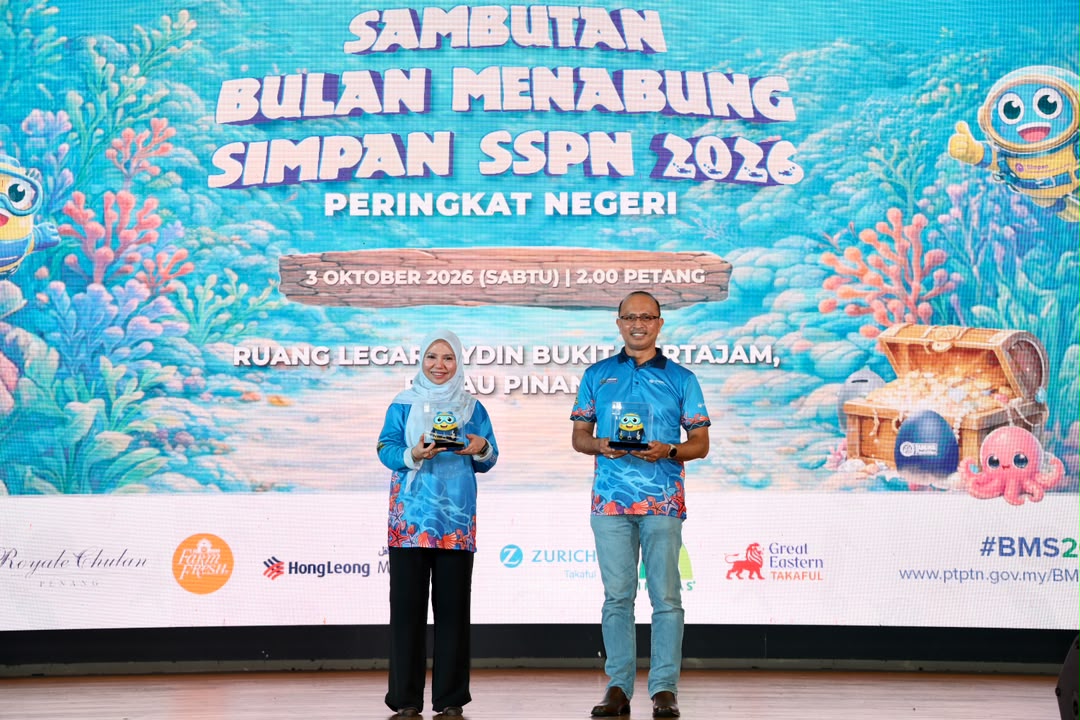 YBhg. Dato’ Seri Norliza Abdul Rahim, Pengerusi PTPTN (kiri) dan YBrs. Encik Ahmad Dasuki Abdul Majid, Ketua Eksekutif PTPTN (kanan) mempamerkan tabung edisi khas BMS 2026. 