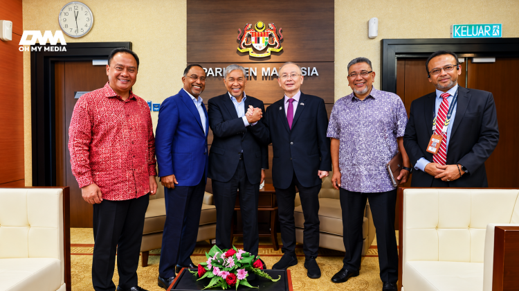 “Kita geng biru”- Bergambar bersama Ka Siong, Ahmad Zahid minta jangan bimbang! Semuanya baik “Kita geng biru”- Bergambar bersama Ka Siong, Ahmad Zahid minta jangan bimbang! Semuanya baik